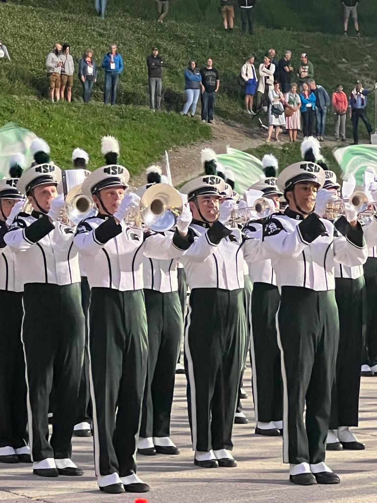 Marchingband in uniform tijdens een tour door Europa