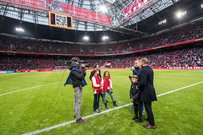 Cameraploeg langs het veld tijdens een Europese uitwedstrijd