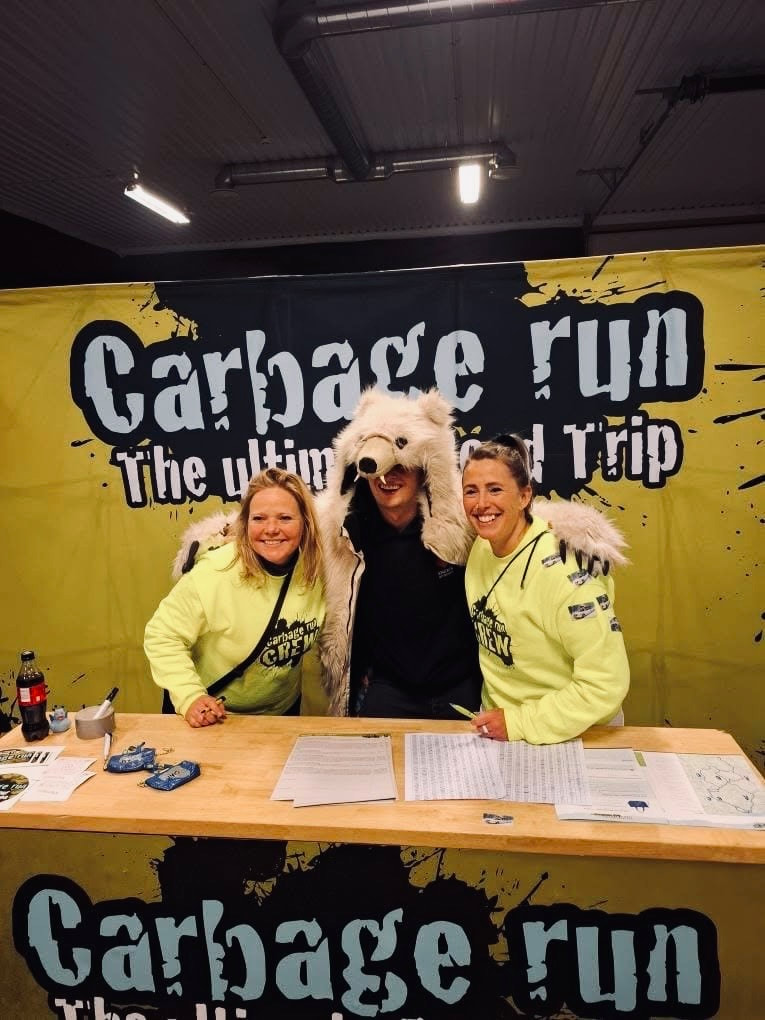 Susan en collega's bij de ontvangstbalie van de Carbage Run