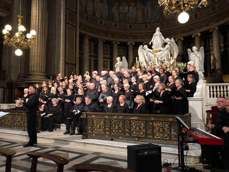 Koor zingt in een kerk tijdens een concerttournee