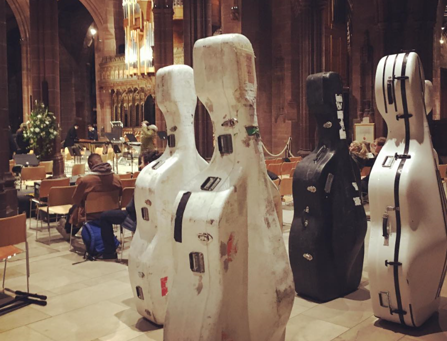 Cello's in een eetzaal voor een optreden