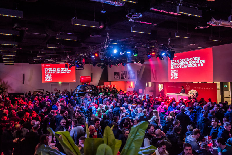 Fanzone met supporters tijdens een grootschalig Ajax-evenement
