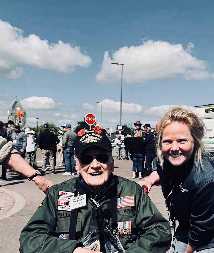Susan met een Amerikaanse veteraan tijdens de D-Day Tours