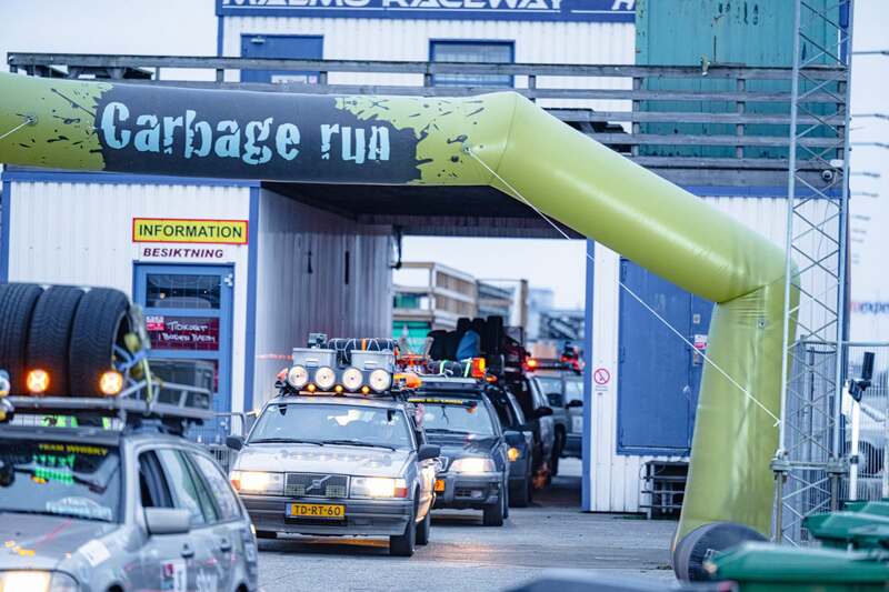 Auto's bij de startpoort van de Carbage Run