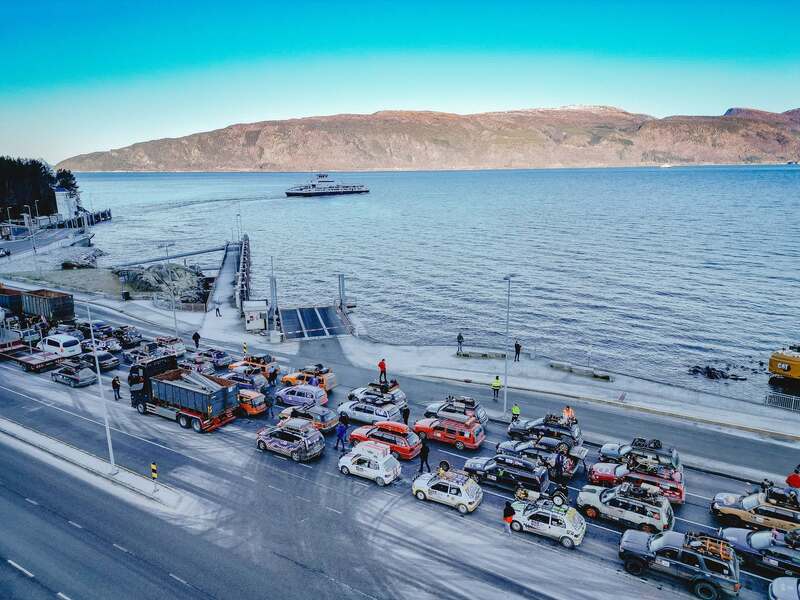 Auto's langs de kust tijdens een etappe van de Carbage Run