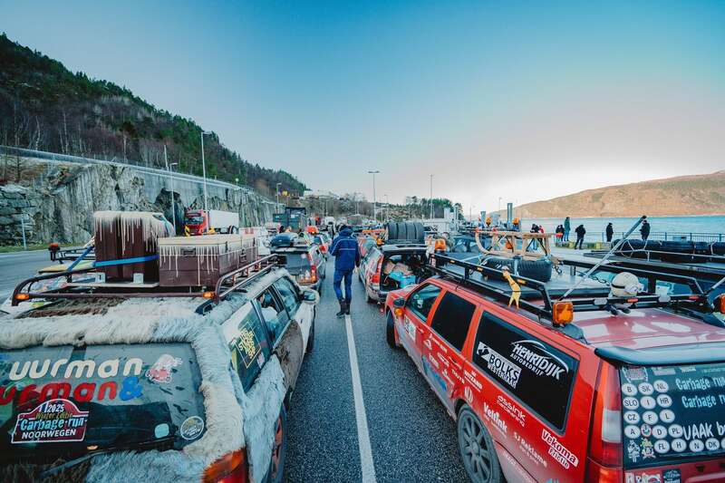 Versierde deelnemersauto's op de route
