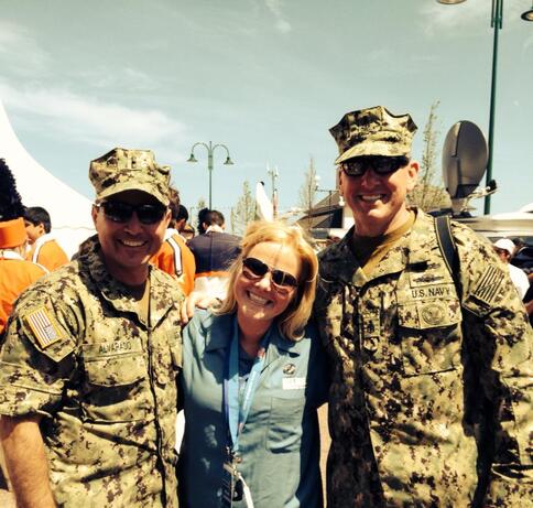 Susan met twee militairen in uniform tijdens de D-Day Tours