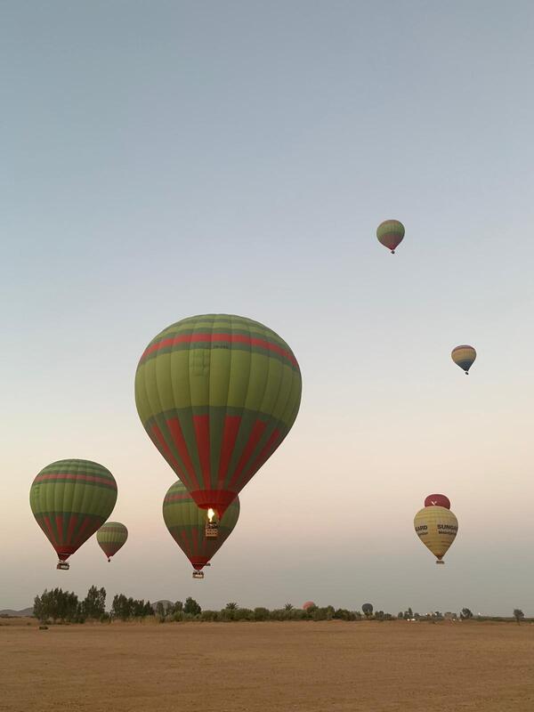 Heteluchtballonnen boven het veld tijdens een incentivereis