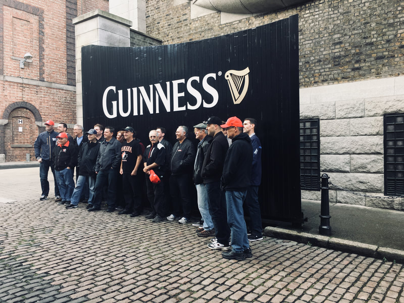 Groep voor het Guinness Storehouse in Dublin tijdens een tour