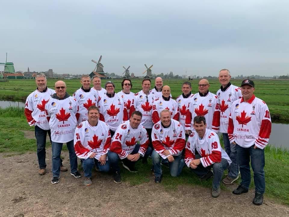 Canadese groep in teamkleding tijdens een tour door Europa