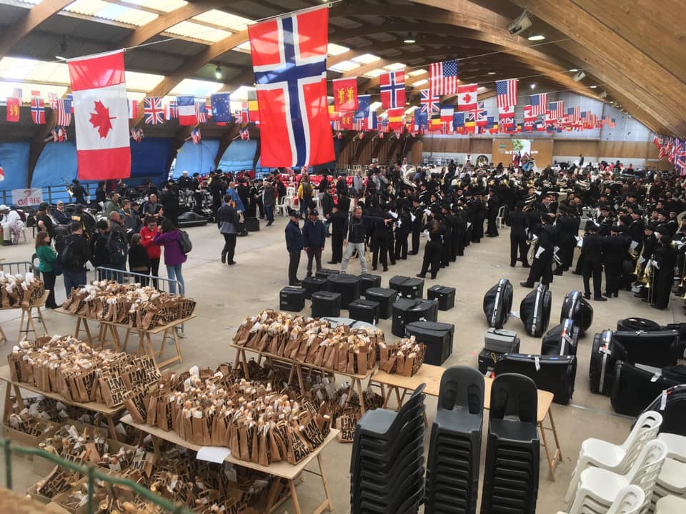 Grote ceremonietent met Canadese en Noorse vlaggen bij de D-Day-herdenking