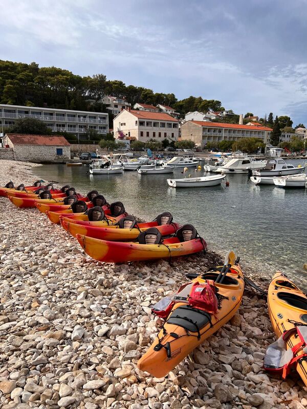 Kayaks op het kiezelstrand tijdens een incentivereis