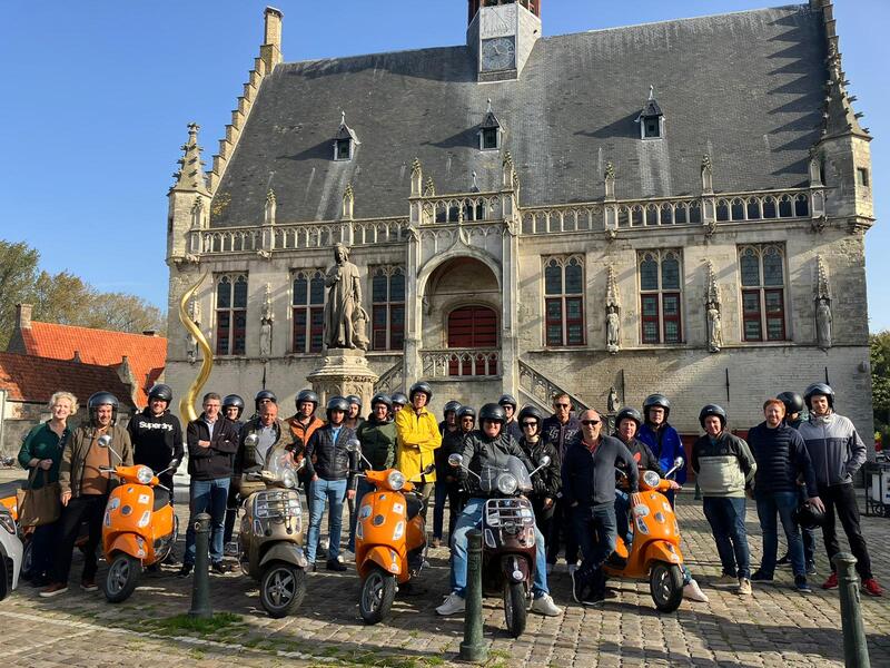Groep op scooters voor een kasteel tijdens een incentive