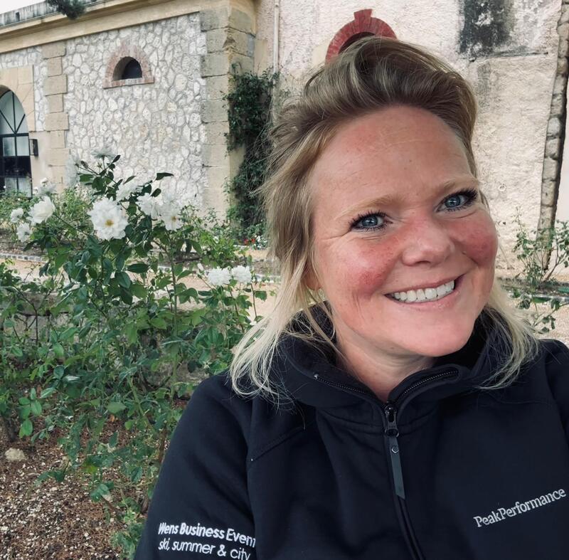 Susan Casemier in Wens Business Events-kleding tijdens een reis