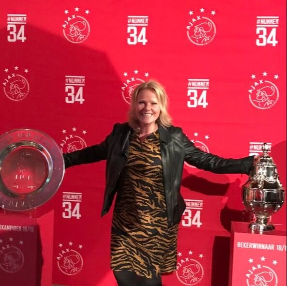 Susan Casemier bij de landstitel- en bekerschaal van Ajax, seizoen 2018/2019
