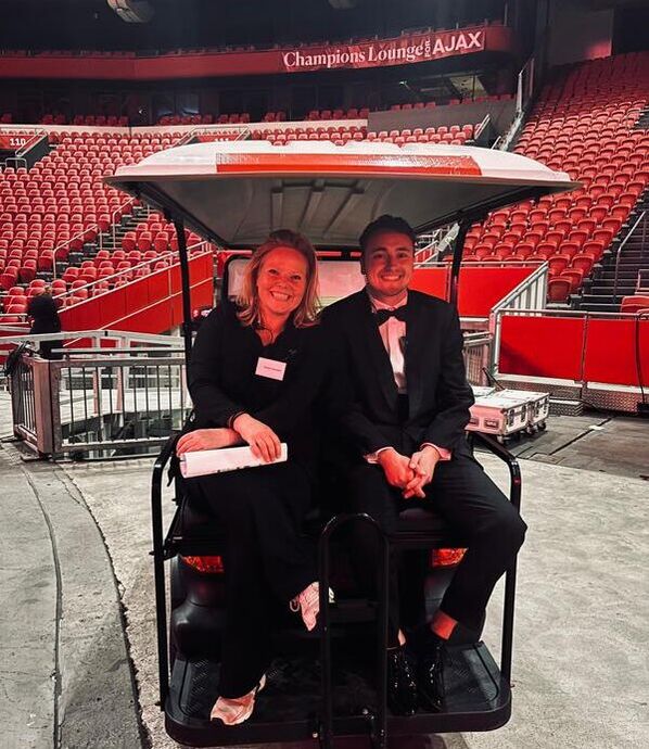 Susan en een collega op een golfkar in de Johan Cruijff ArenA