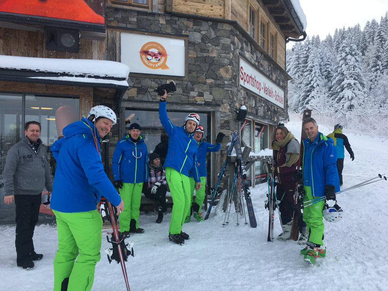Groep in ski-uitrusting tijdens een winterski-incentive